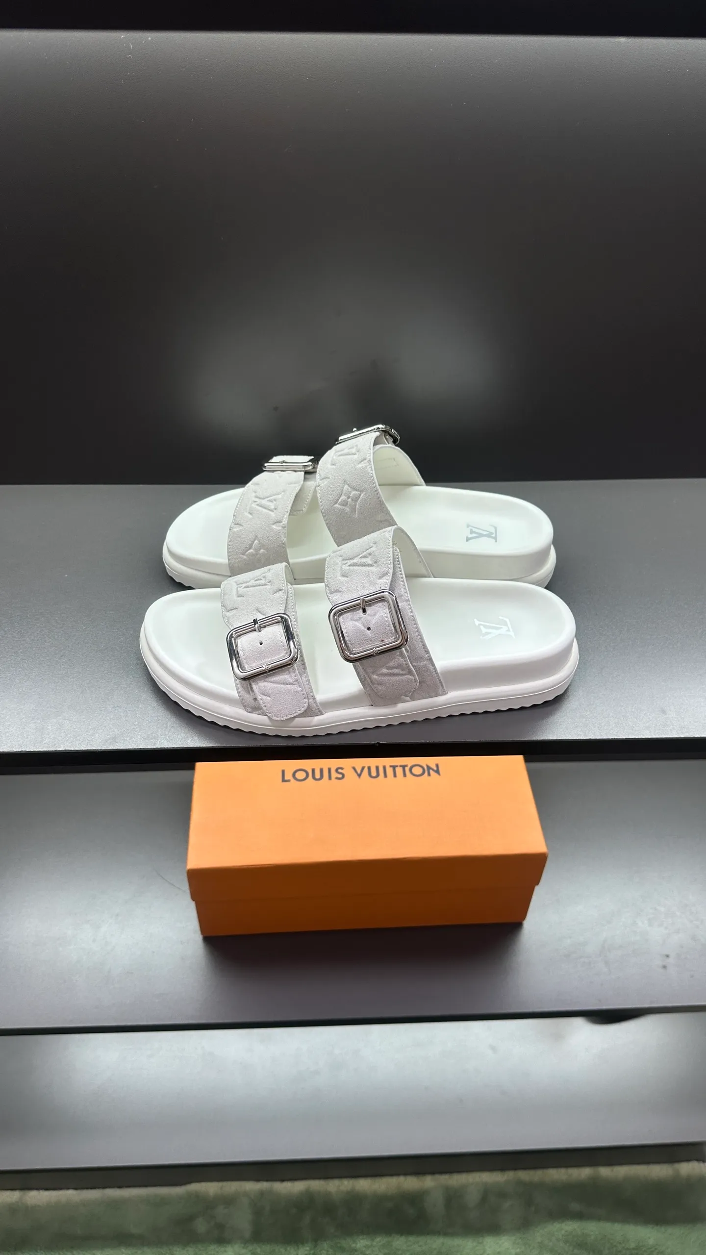 P340 🔍LV Men's Spring and Summer Slippers Counter Synchronization. The uppers are imported cowhide fabrics from Italy, with logo graphics and high-quality craftsmanship. Soles: original soles specially provided by the original factory. Exclusive movable molded soles are super comfortable. Original factory follow-up orders. 🔍🔍High quality. You can enter and leave the counter at will. Welcome to compare. Code number 38-45 No. 058